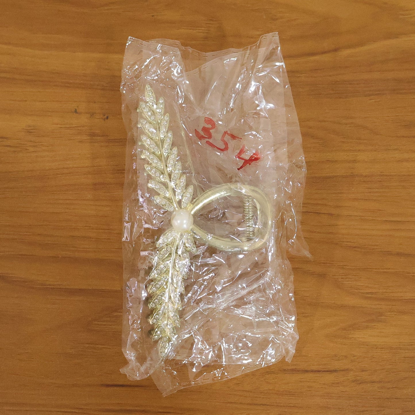 Luxury Leaf Design Pearl Hair Claw Clip for Women (1 Pc)