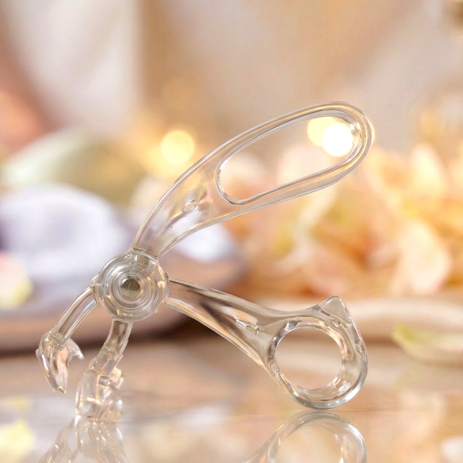 Classic plastic eyelash curler for women
