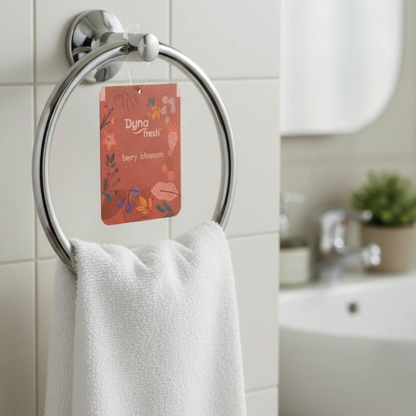 Compact berry scented air gel