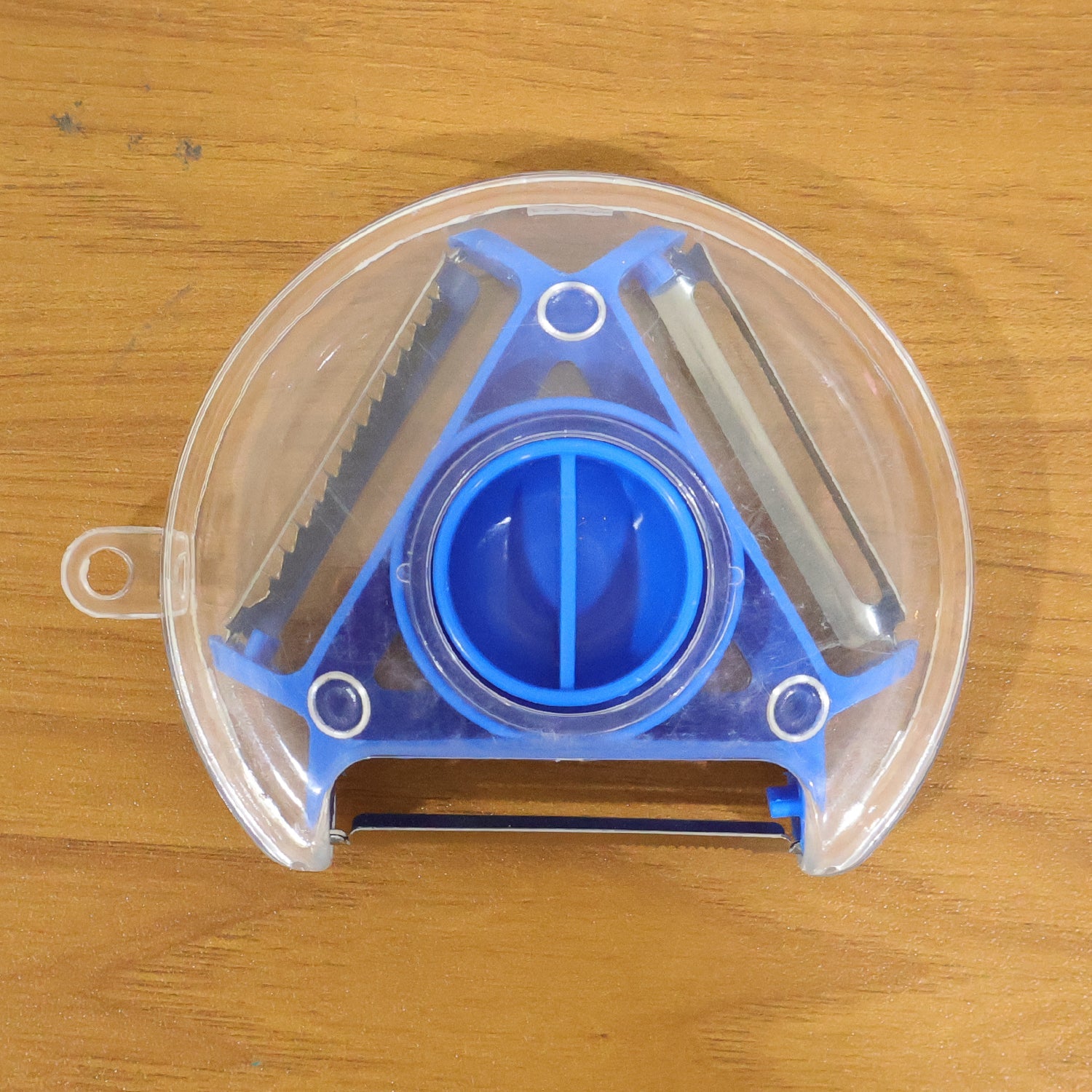 ompact kitchen vegetable peeler for everyday use