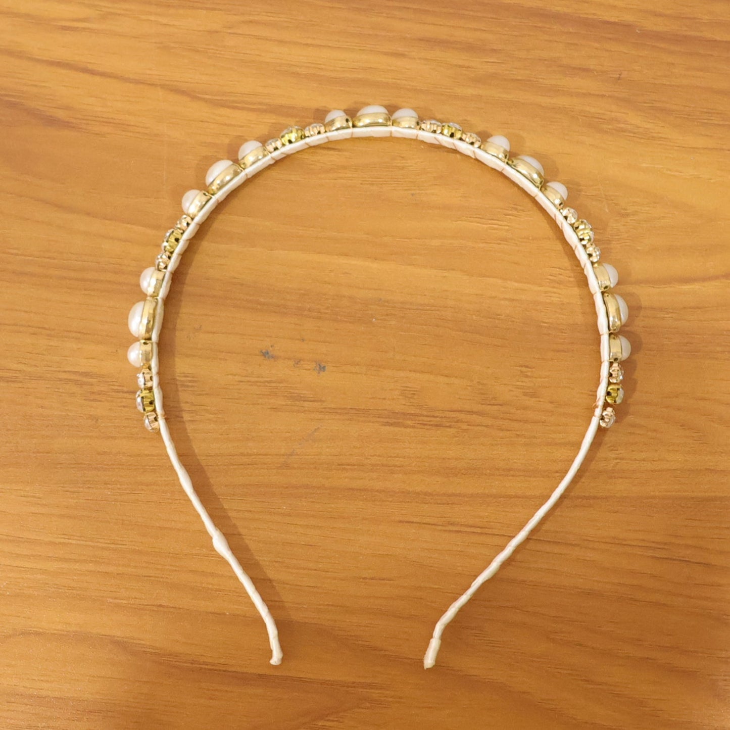 Detailed pearl crystal hairband shot